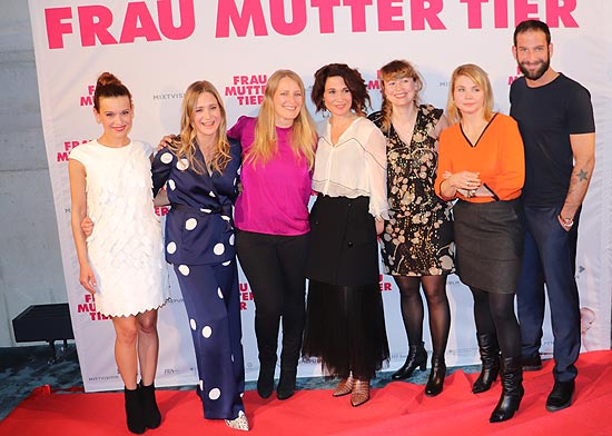 Kristin Suckow, Julia Jentsch,    , Alexandra Helmig,  , Annette Frier, Matthias Weidenhöfer auf dem Roten Teppich der Filmpremiere “Frau Mutter Tier” (©Foto:Martin Schmitz)